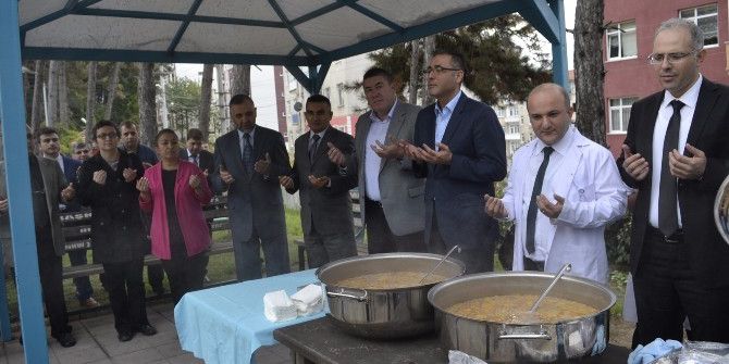 Alaplı Devlet Hastanesinde Aşure Dağıtıldı