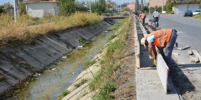 Salihli’de Dsi Kanalına Korkuluk Çalışması