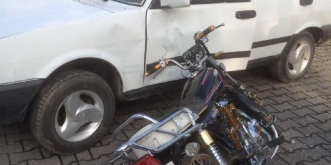 Motosikletle Otomobil Çarpıştı: 1 Yaralı