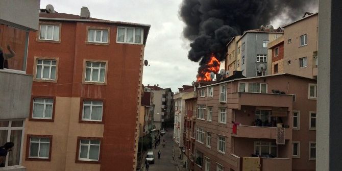 Kağıthane’de Binanın Çatısı Alev Alev Yandı, Mahalleli Sokağa Döküldü