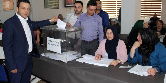 Ak Partililer İlçe Başkanı Belirlemek İçin Temayüle Gitti