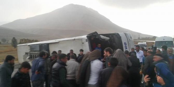 Van’da Otobüs Devrildi: 7 Yaralı