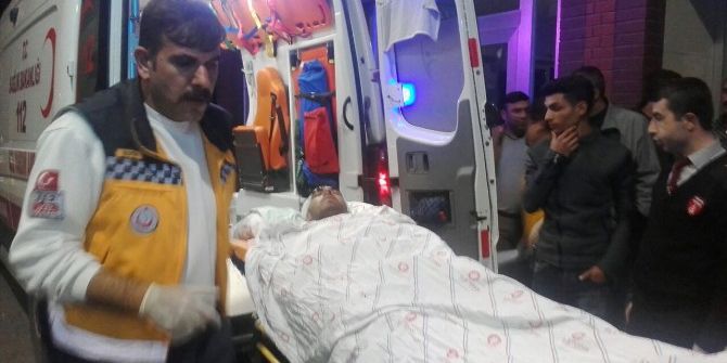Otomobil, Pancar Yüklü Römorka Arkadan Çarptı: 3 Ağır Yaralı