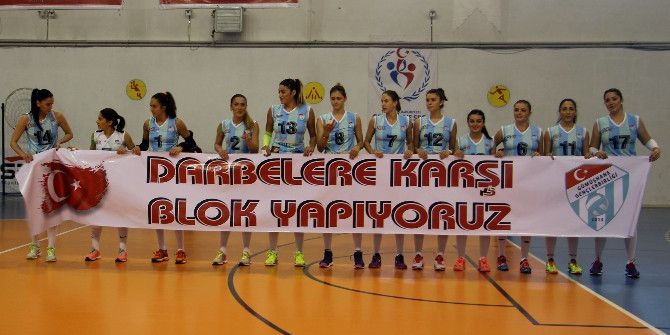 ‘Darbelere Karşı Blok Yapıyoruz’ Pankartı İle Maça Çıktılar