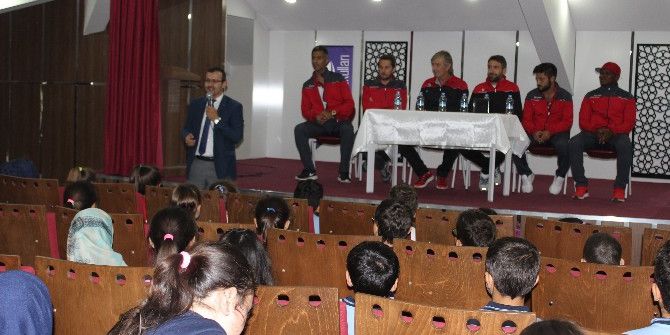 Tki Tavşanlı Linyitsporlu Futbolcular Öğrencilerle Buluştu