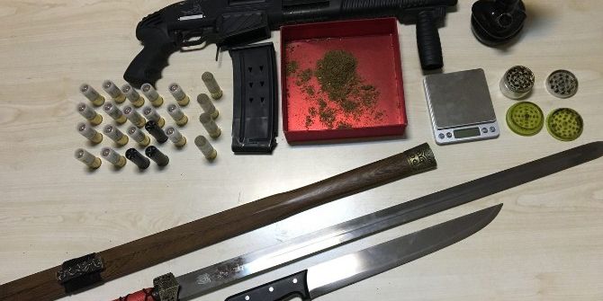 Manavgat’ta Bir Evde, Pompalı Tüfek, Kılıç Ve Bıçak Ele Geçirildi