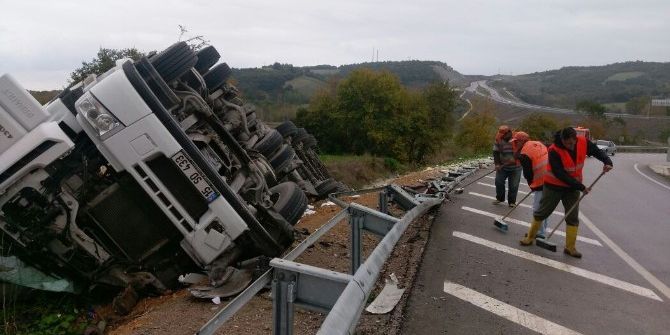 Sinop’ta Tır Devrildi: 1 Yaralı