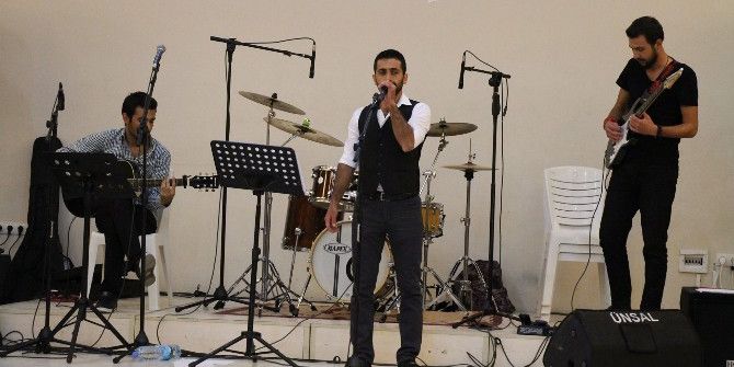Söke’de Üniversite Öğrencileri Konserde Eğlendi