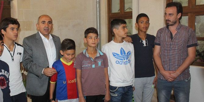 Türk Ve Suriyeli Çocuklar Arda Turan’ı Kilis’e Beraber Futbol Oynamaya Davet Etti