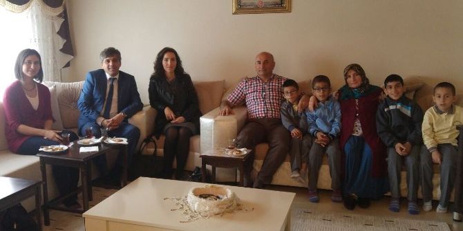 Öğrenciler Şehidin Doğum Gününde Baba Evini Ziyaret Ettiler