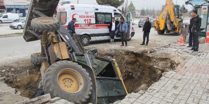 İş Makinesi Kazdığı Kuyuya Düştü