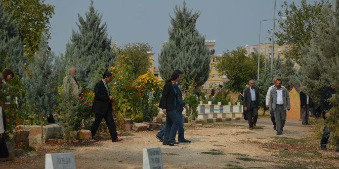 Hdp’li Vekiller Terörist Cenazesine Katıldı