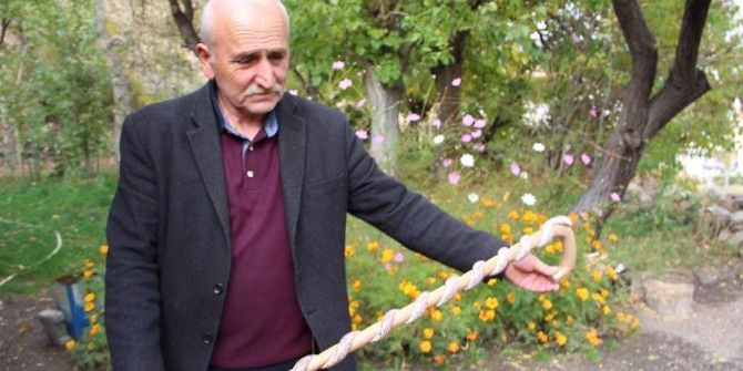 Yılanlı Baston Görenleri Korkutuyor