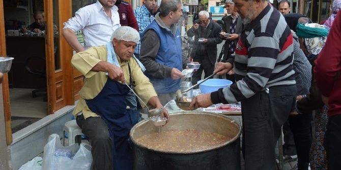 Çarşı Esnafı Aşure Dağıttı