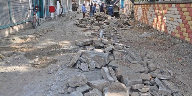 Gölbaşı İlçesinde Yol Ve Kaldırım Çalışmaları Devam Ediyor