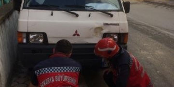 Minibüsün Motoruna Sıkışan Kedi Kurtarıldı