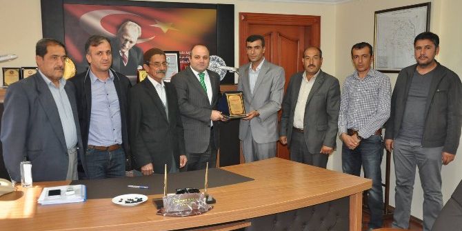 Alişar Köyü Muhtarından Kaymakam Kaya’ya Plaket