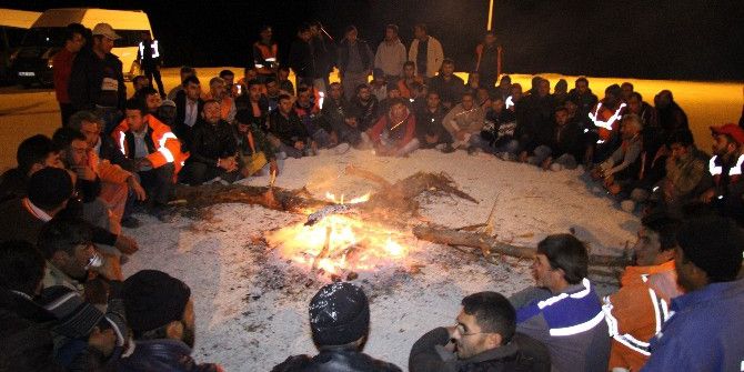 Servisleri İptal Edilince Eve Gidemeyen İşçiler Oturma Eylemi Yaptı