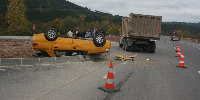 Kamyonla Ticari Taksi Çarpıştı: 5 Yaralı