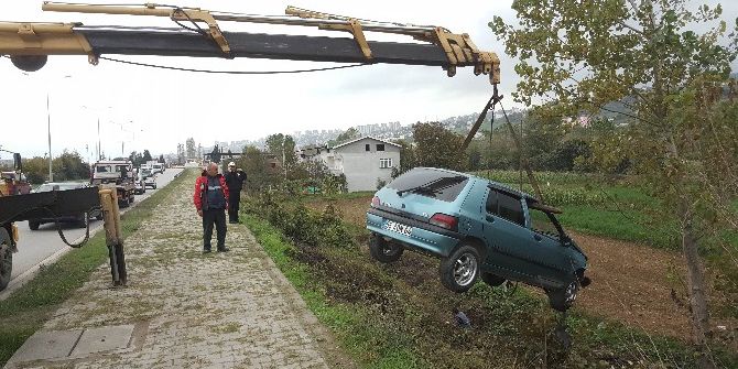 Otomobil Şarampole Yuvarlandı: 2 Yaralı