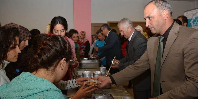 Aksaray Belediyesi’nden Üniversite Öğrencilerine Aşure İkramı