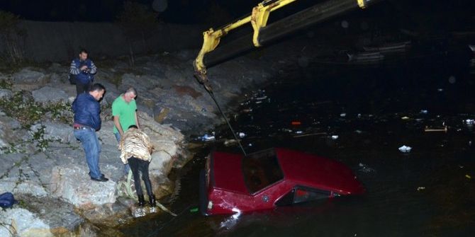 Çalıştırmak İçin İttikleri Otomobil Denize Uçtu