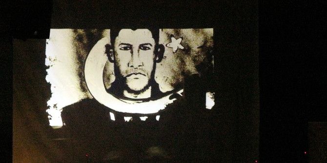 Kahraman Şehit Ömer Halisdemir’in Resmini Kum Sanatıyla Çizdiler