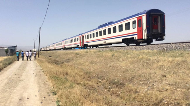 Elazığ'da Katliam Gibi Kaza! Tren Minibüsü Biçti: 7 Ölü