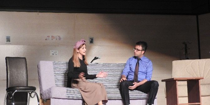 Aile Bağları Adlı Tiyatro Sergilendi