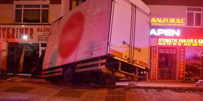 Kontrolden Çıkan Kamyon, Apartman Girişine Uçtu