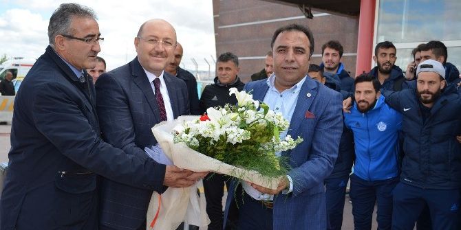 Tuzlaspor’a Çiçekli Karşılama