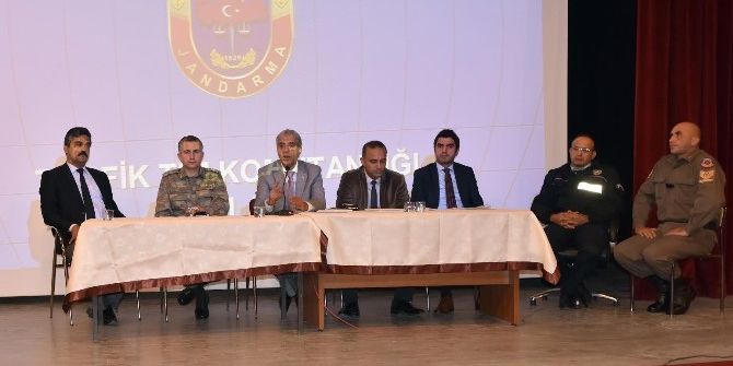 Ahlat’taki Öğrenci Servis Şoförlerine Bilgilendirme Semineri