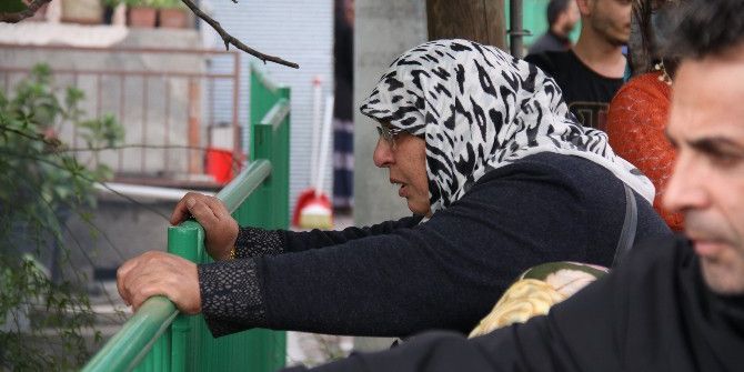 Yaşlı Kadın Yanan Evini Gözyaşları İçinde İzledi