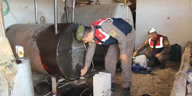 Aksaray’da 6 Ton Kaçak Madeni Yağ Ele Geçirildi