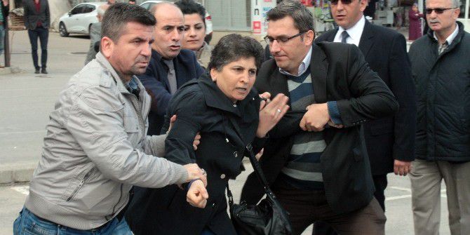 Bursa’da Oturma Eylemi Yapan Hdp’lilere Polis Müdahalesi