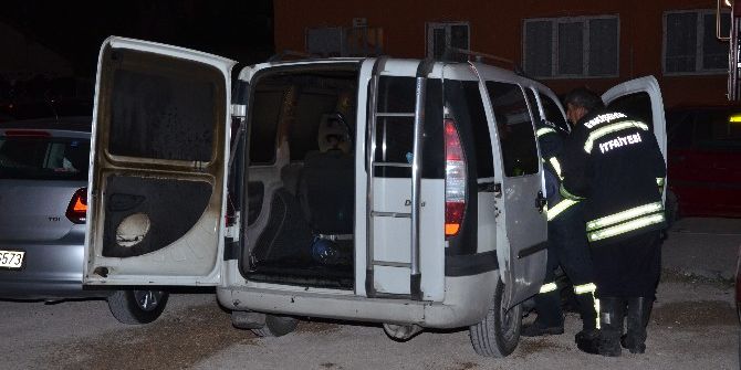 Eskişehir’de Park Halindeki Kamyonet Yandı