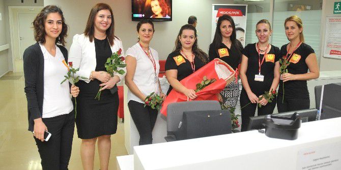 Hasta Hakları Günü’nü Çiçek Vererek Kutladılar