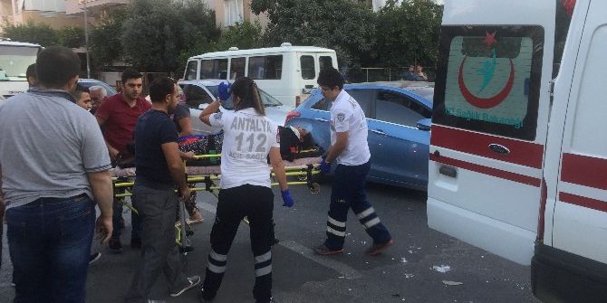 Otomobille Motosikletin Çarpışması Kameralara Yansıdı