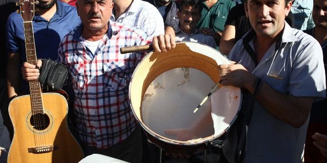 Sokak Düğünlerinin Yasaklanmasını Davul Kırarak Protesto Ettiler