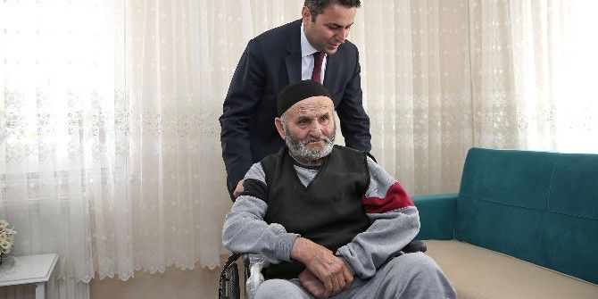 Yaşlı Adama Tekerlekli Sandalye Desteği