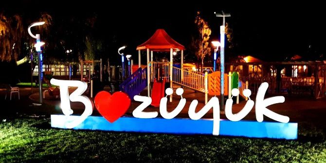 Her Fotoğrafta Bozüyük Yazılı Simgesel Logolar