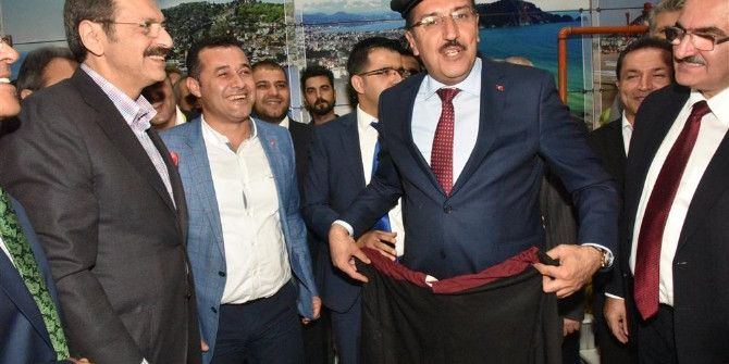 Yücel’den Bakan Tüfenkci’ye Alanya Kasketi Ve Şalvarı
