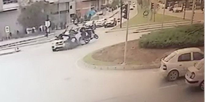 İki Motosiklet Aynı Anda Otomobile Çarptı: 2 Yaralı