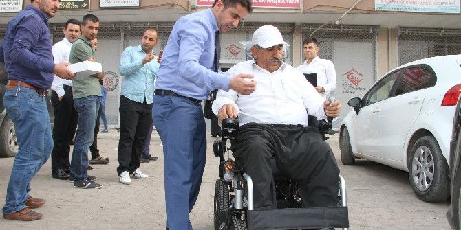 Silopi Kaymakamı Savaş Konak’tan Engelli Vatandaşa Akülü Araç