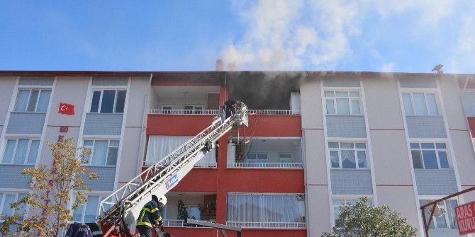Açık Unutulan Elektrikli Sobası Evi Yaktı
