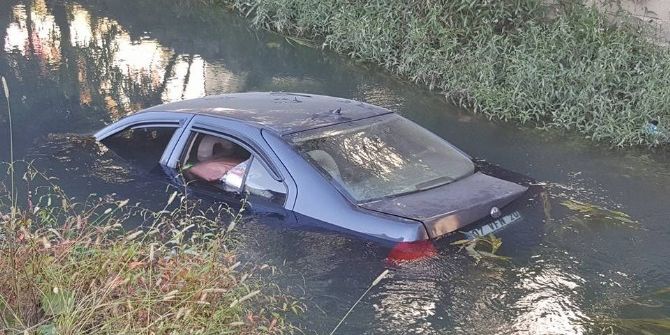 Virajı Alamayan Otomobil Sulama Kanalına Uçtu