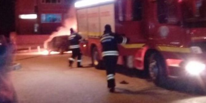 Hastane Önüne Bırakılan Otomobil Alev Aldı