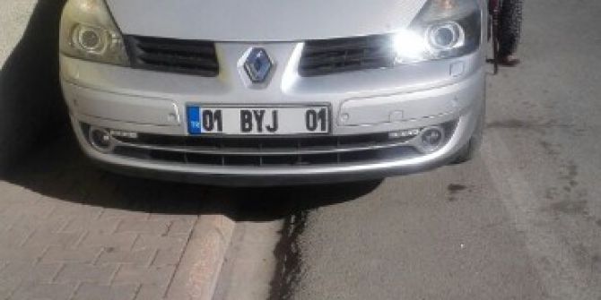 Arabalar Kaldırımda Yayalar Yolda