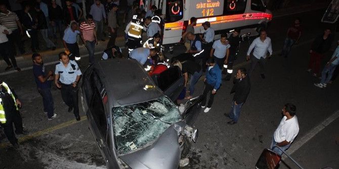 Mersin’de Otomobil Refüje Çarptı: 3 Yaralı
