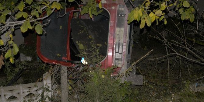 Ağaca Çarpan Otomobil Hurdaya Döndü: 1 Ölü
